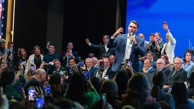 De André Esteves a Joesley Batista, empresários buscam aproximação com Flávio Bolsonaro De André Esteves a Joesley Batista, empresários buscam aproximação com Flávio Bolsonaro
