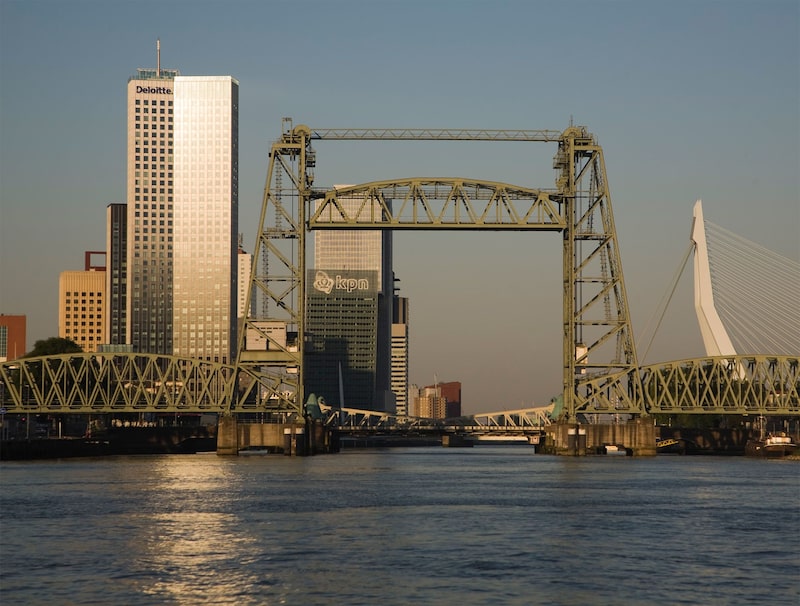 El puente Koningshavenbrug "De Hef" en Rotterdam, Países Bajos El puente Koningshavenbrug "De Hef" en Rotterdam, Países Bajos