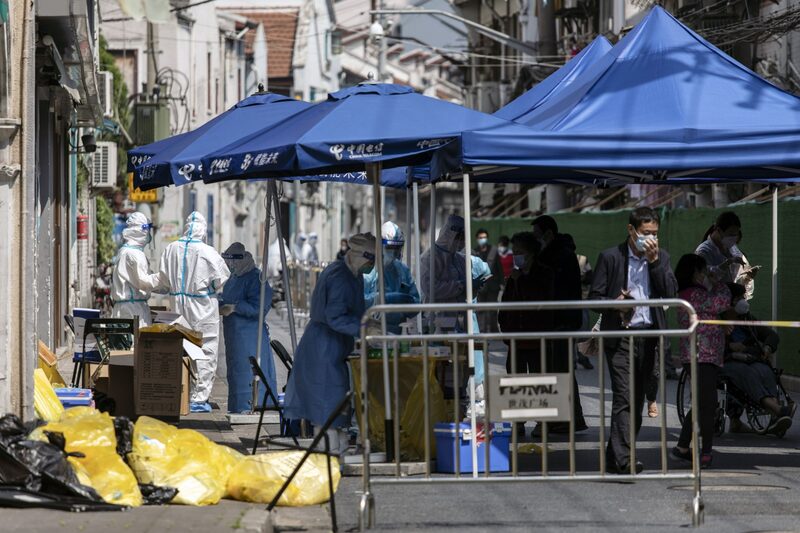 Los residentes se alinean para una ronda de pruebas de Covid-19 en un barrio durante un cierre en Shanghái, China, el martes 3 de mayo de 2022. La experiencia del centro financiero es un cuento con moraleja para los funcionarios de Pekín que tratan de mantener la estrategia china de Covid Cero, un enfoque que está dejando al país cada vez más aislado mientras el resto del mundo se abre. Fuente: Bloomberg Los residentes se alinean para una ronda de pruebas de Covid-19 en un barrio durante un cierre en Shanghái, China, el martes 3 de mayo de 2022. La experiencia del centro financiero es un cuento con moraleja para los funcionarios de Pekín que tratan de mantener la estrategia china de Covid Cero, un enfoque que está dejando al país cada vez más aislado mientras el resto del mundo se abre. Fuente: Bloomberg