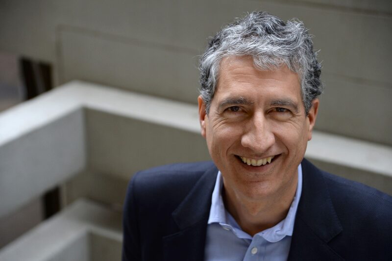 Alberto Calderón, un colombiano de 61 años que una vez se desempeñó como ministro junior en un gobierno que luchó contra el narcotraficante Pablo Escobar, se unirá a AngloGold el 1 de septiembre. Alberto Calderón, un colombiano de 61 años que una vez se desempeñó como ministro junior en un gobierno que luchó contra el narcotraficante Pablo Escobar, se unirá a AngloGold el 1 de septiembre.