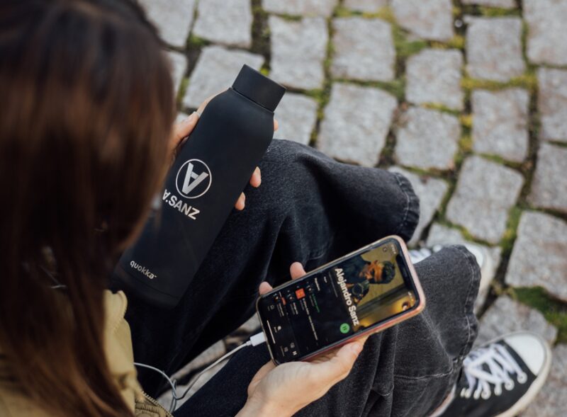El artista español, junto con la marca de botellas Quokka, lanzó la campaña frenar la desforestación de manglares en Honduras. El artista español, junto con la marca de botellas Quokka, lanzó la campaña frenar la desforestación de manglares en Honduras.