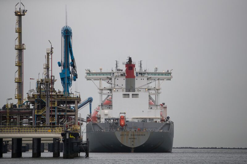 El petrolero de gas natural licuado (GNL) Arctic Discoverer, operado por K Line LNG Shipping UK Ltd. El petrolero de gas natural licuado (GNL) Arctic Discoverer, operado por K Line LNG Shipping UK Ltd.