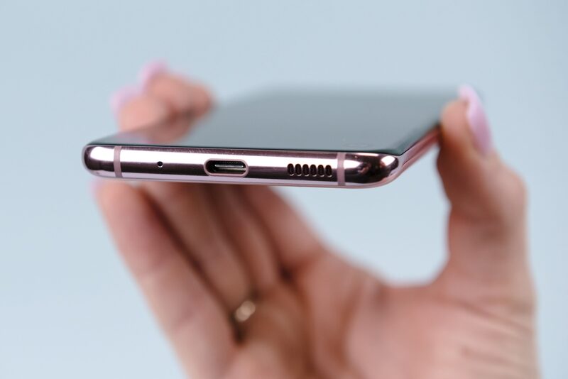 A USB-C port, speaker, and microphone are seen on the bottom of a Samsung Electronics Co. Galaxy S20 smartphone during a media preview event in San Francisco, California, U.S., on Friday, Feb. 7, 2020. Announced at simultaneous events in San Francisco and London, Samsung's Galaxy S20 family of Android phones has a 6.9-inch Ultra model with four cameras on the rear which include a 108-megapixel sensor as well as 100x zoom 16GB of memory, a huge battery and an eye-watering $1,399.99 starting price. Photographer: Michael Short/Bloomberg A USB-C port, speaker, and microphone are seen on the bottom of a Samsung Electronics Co. Galaxy S20 smartphone during a media preview event in San Francisco, California, U.S., on Friday, Feb. 7, 2020. Announced at simultaneous events in San Francisco and London, Samsung's Galaxy S20 family of Android phones has a 6.9-inch Ultra model with four cameras on the rear which include a 108-megapixel sensor as well as 100x zoom 16GB of memory, a huge battery and an eye-watering $1,399.99 starting price. Photographer: Michael Short/Bloomberg