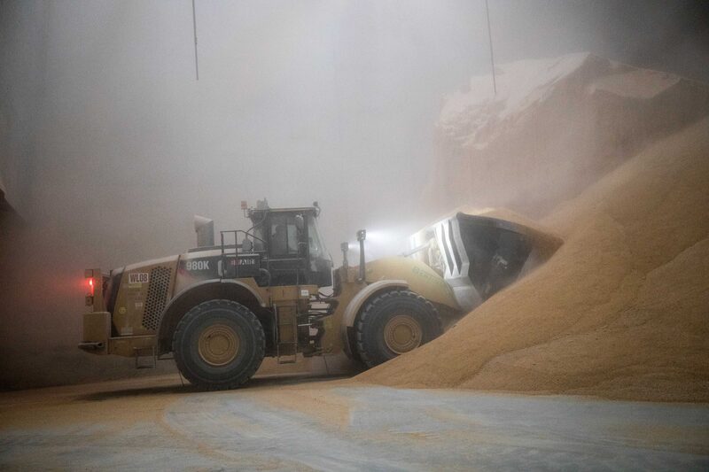 Una cargadora de ruedas mueve la harina de soja producida por Glencore Plc mientras se almacena antes de ser transportada en un depósito plano de grano en la terminal de European Bulk Services (E.B.S.) en el Puerto de Rotterdam en Rotterdam, Países Bajos, el martes 25 de abril de 2017. Una cargadora de ruedas mueve la harina de soja producida por Glencore Plc mientras se almacena antes de ser transportada en un depósito plano de grano en la terminal de European Bulk Services (E.B.S.) en el Puerto de Rotterdam en Rotterdam, Países Bajos, el martes 25 de abril de 2017.