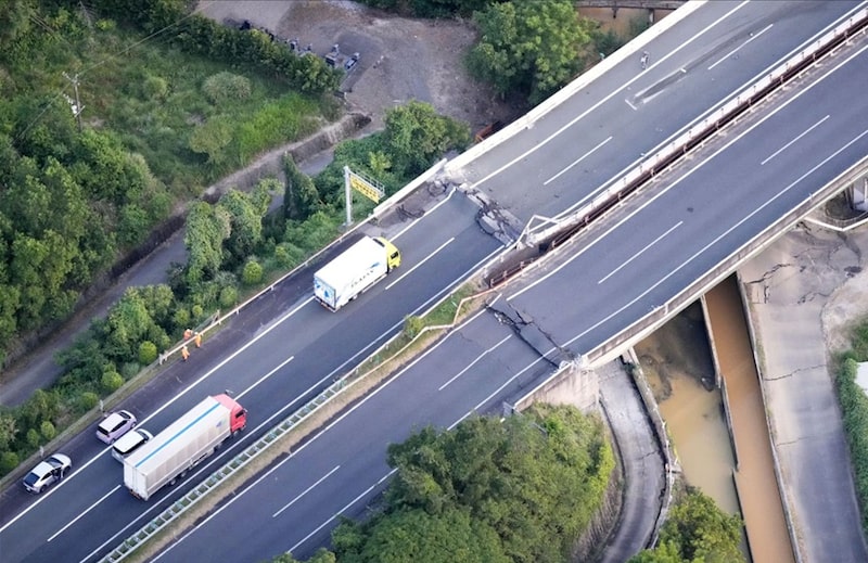 Autopista de Kyushu dañada por el terremoto del 28 de julio en Yatsushiro, prefectura de Kumamoto. Autopista de Kyushu dañada por el terremoto del 28 de julio en Yatsushiro, prefectura de Kumamoto.
