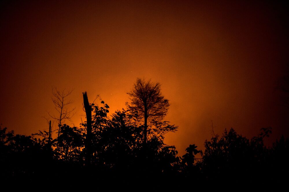 Cielo nocturno iluminado por el resplandor del fuego que arde en la Amazonía, septiembre 2019. Cielo nocturno iluminado por el resplandor del fuego que arde en la Amazonía, septiembre 2019.