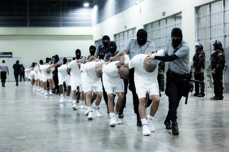 La orden del juez después de la audiencia decía que los abogados estadounidenses deben decir si alguien fue deportado basándose en la Ley de Enemigos Extranjeros después de las 7:25 pm del sábado. (Bloomberg) La orden del juez después de la audiencia decía que los abogados estadounidenses deben decir si alguien fue deportado basándose en la Ley de Enemigos Extranjeros después de las 7:25 pm del sábado. (Bloomberg)