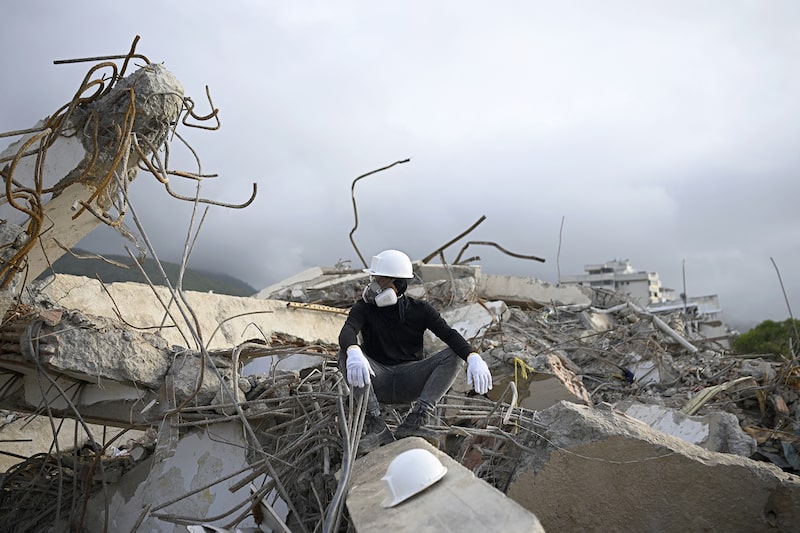 Los venezolanos se quedan desamparados tras los terremotos, una vez que los equipos de rescate se marchan Los venezolanos se quedan desamparados tras los terremotos, una vez que los equipos de rescate se marchan