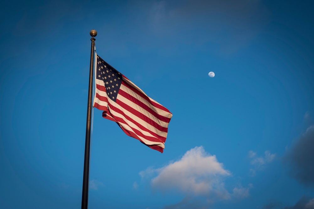 Una bandera estadounidense ondea en la estación de tren de San José Diridon en San José, California, Estados Unidos. Una bandera estadounidense ondea en la estación de tren de San José Diridon en San José, California, Estados Unidos.