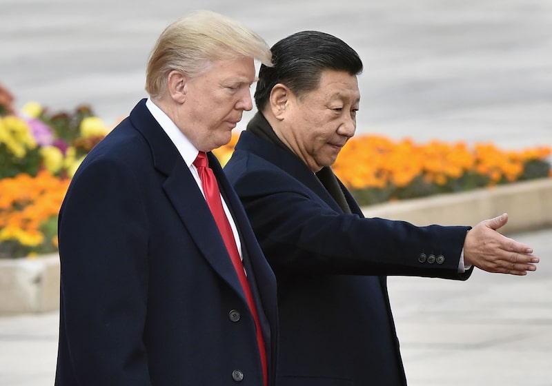 El presidente chino, Xi Jinping (a la derecha), acompaña a su homólogo estadounidense, Donald Trump, en una ceremonia de bienvenida celebrada en el Gran Salón del Pueblo de Pekín el 9 de noviembre de 2017. El presidente chino, Xi Jinping (a la derecha), acompaña a su homólogo estadounidense, Donald Trump, en una ceremonia de bienvenida celebrada en el Gran Salón del Pueblo de Pekín el 9 de noviembre de 2017.