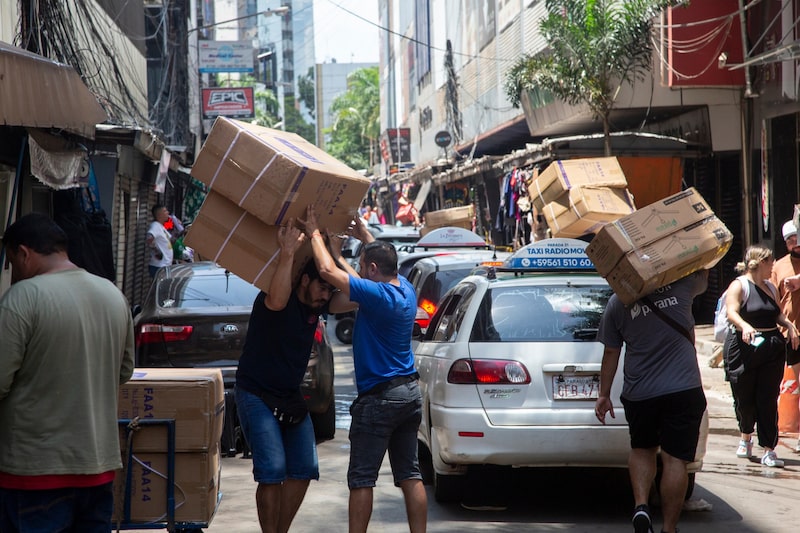 Repartidores transportan cajas en Ciudad del Este, Paraguay. Fotógrafo: Santi Carneri/Bloomberg Repartidores transportan cajas en Ciudad del Este, Paraguay. Fotógrafo: Santi Carneri/Bloomberg
