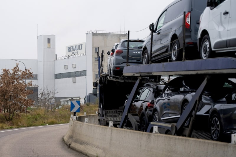 Vehículos recién fabricados salen de la fábrica de Renault SA en Flins, Francia, a bordo de un camión transportador. Fotógrafa: Anita Pouchard Serra/Bloomberg. Vehículos recién fabricados salen de la fábrica de Renault SA en Flins, Francia, a bordo de un camión transportador. Fotógrafa: Anita Pouchard Serra/Bloomberg.