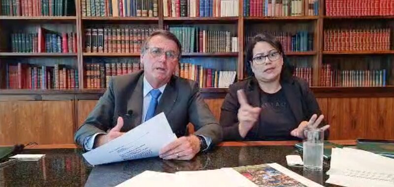 Jair Bolsonaro criticou "lucro muito alto" da Petrobras, minutos antes da divulgação do balanço Jair Bolsonaro criticou "lucro muito alto" da Petrobras, minutos antes da divulgação do balanço