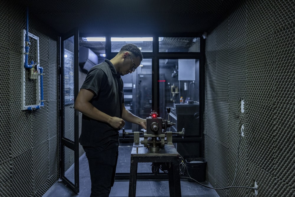 Funcionário da Carbon trabalhando na cabine de teste de vidro balístico. (Foto: Victor Moriyama/Bloomberg) Funcionário da Carbon trabalhando na cabine de teste de vidro balístico. (Foto: Victor Moriyama/Bloomberg)