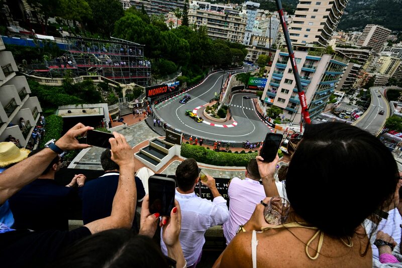 Fãs da Fórmula 1 no circuito de rua de Mônaco, um dos destinos mais ricos e tradicionais da temporada da categoria do automobilismo Fãs da Fórmula 1 no circuito de rua de Mônaco, um dos destinos mais ricos e tradicionais da temporada da categoria do automobilismo