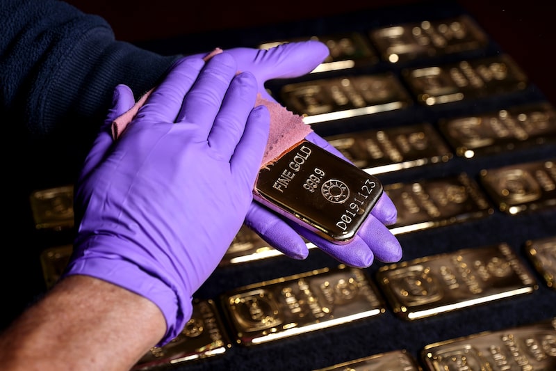 Un trabajador pule un lingote de oro de un kilo en la fundición de la refinería ABC, en Sídney (Australia). Fotógrafo: Brendon Thorne/Bloomberg Un trabajador pule un lingote de oro de un kilo en la fundición de la refinería ABC, en Sídney (Australia). Fotógrafo: Brendon Thorne/Bloomberg