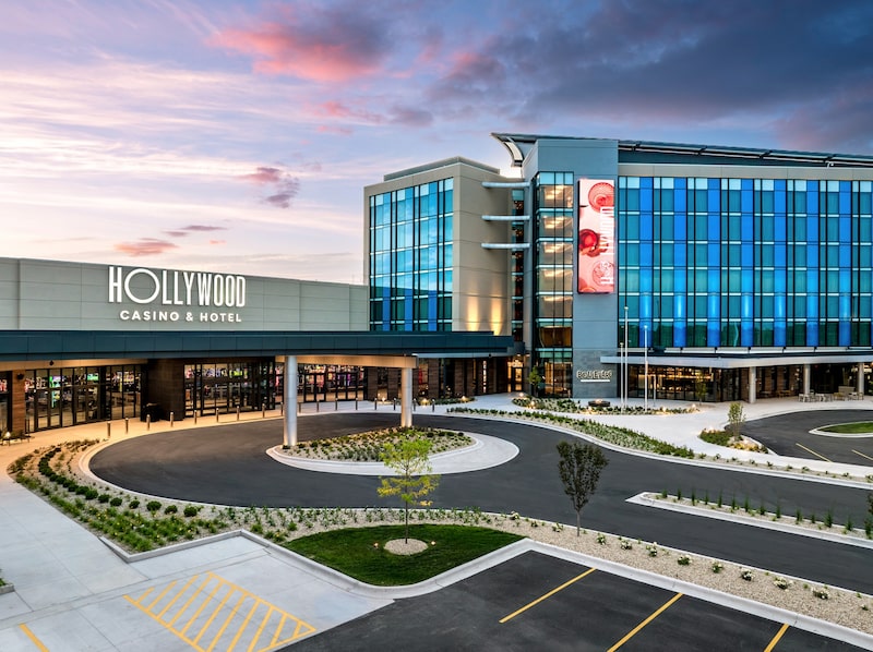 Vista exterior del Hollywood Casino & Hotel, un complejo que combina espacios de juego, alojamiento, gastronomía y entretenimiento en una apuesta por atraer a nuevas generaciones de clientes con una oferta que va más allá del casino tradicional. Vista exterior del Hollywood Casino & Hotel, un complejo que combina espacios de juego, alojamiento, gastronomía y entretenimiento en una apuesta por atraer a nuevas generaciones de clientes con una oferta que va más allá del casino tradicional.