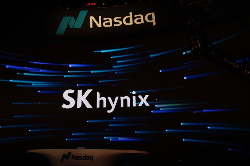 Letrero de SK Hynix Inc. durante la oferta pública inicial (OPI) de la empresa en el Nasdaq MarketSite de Nueva York, EE. UU., el viernes 10 de julio de 2026. Letrero de SK Hynix Inc. durante la oferta pública inicial (OPI) de la empresa en el Nasdaq MarketSite de Nueva York, EE. UU., el viernes 10 de julio de 2026.
