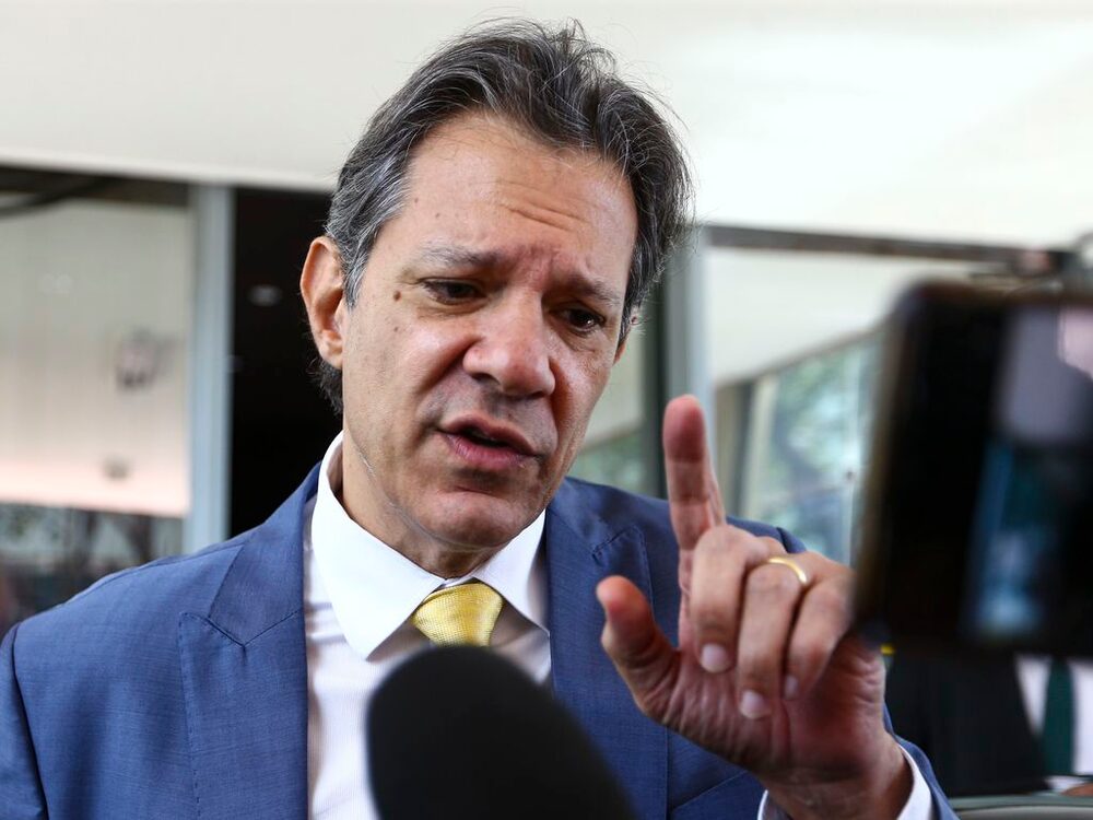 Brasília (DF), 29/03/2023 - O Ministro da Fazenda, Fernando Haddad, fala com a imprensa ao sair do ministério. Brasília (DF), 29/03/2023 - O Ministro da Fazenda, Fernando Haddad, fala com a imprensa ao sair do ministério.