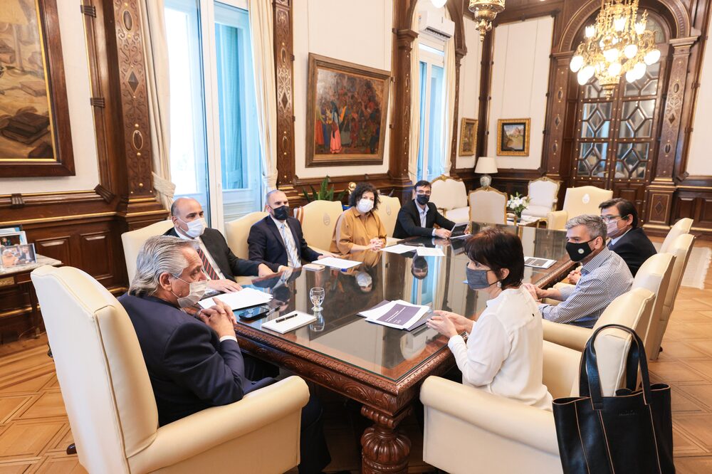 El Presidente reunió a varios de sus ministros esta semana para analizar la presentación de un proyecto enfocado en el objetivo de reemplazar planes sociales por empleo registrado El Presidente reunió a varios de sus ministros esta semana para analizar la presentación de un proyecto enfocado en el objetivo de reemplazar planes sociales por empleo registrado