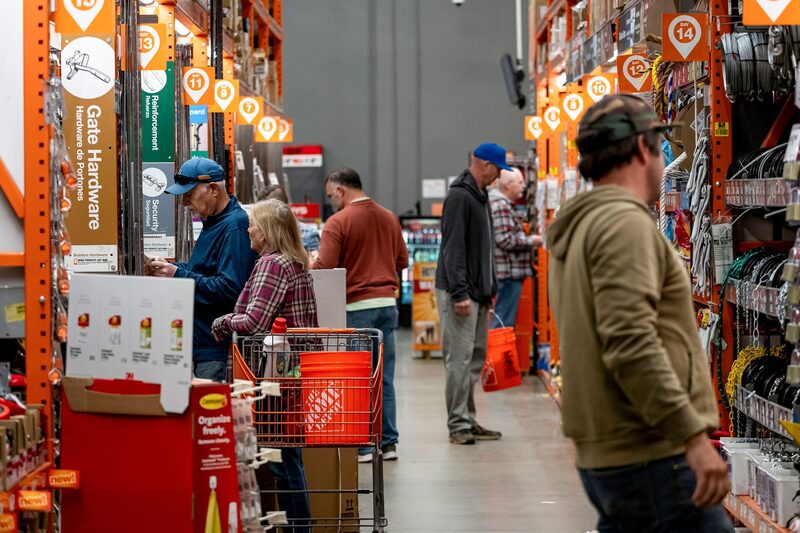 Compradores dentro de una tienda Home Depot en Roseville, California.
(David Paul Morris/Bloomberg) Compradores dentro de una tienda Home Depot en Roseville, California.
(David Paul Morris/Bloomberg)