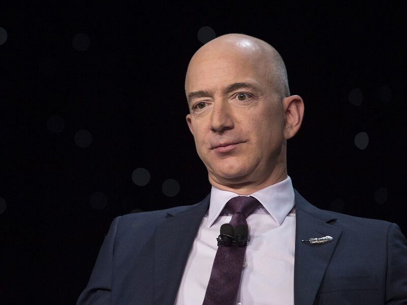O magnata francês da moda de luxo Bernard Arnault está prestes a retirar Bezos do segundo lugar no índice Bloomberg O magnata francês da moda de luxo Bernard Arnault está prestes a retirar Bezos do segundo lugar no índice Bloomberg