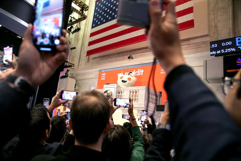 Mascota de Reddit en la Bolsa de Valores de NY Mascota de Reddit en la Bolsa de Valores de NY