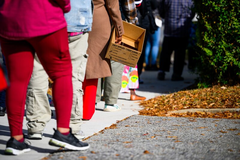 Los trabajadores federales en situación de permiso temporal esperan en fila en un centro de distribución del Banco de Alimentos del Área Capital en Maryland. Fotógrafo: Pete Kiehart/Bloomberg Los trabajadores federales en situación de permiso temporal esperan en fila en un centro de distribución del Banco de Alimentos del Área Capital en Maryland. Fotógrafo: Pete Kiehart/Bloomberg