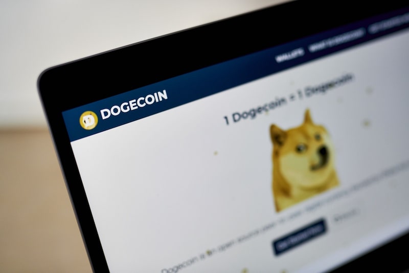 Tokens antes populares, como o dogecoin (foto), a caírem 50% desde a máxima de setembro. (Foto: Gabby Jones/Bloomberg) Tokens antes populares, como o dogecoin (foto), a caírem 50% desde a máxima de setembro. (Foto: Gabby Jones/Bloomberg)