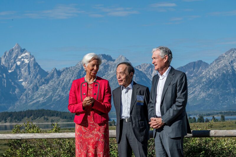 Christine Lagarde, presidente do Banco Central Europeu, Kazuo Ueda, do Banco do Japão, e Jerome Powell, do Federal Reserve Christine Lagarde, presidente do Banco Central Europeu, Kazuo Ueda, do Banco do Japão, e Jerome Powell, do Federal Reserve