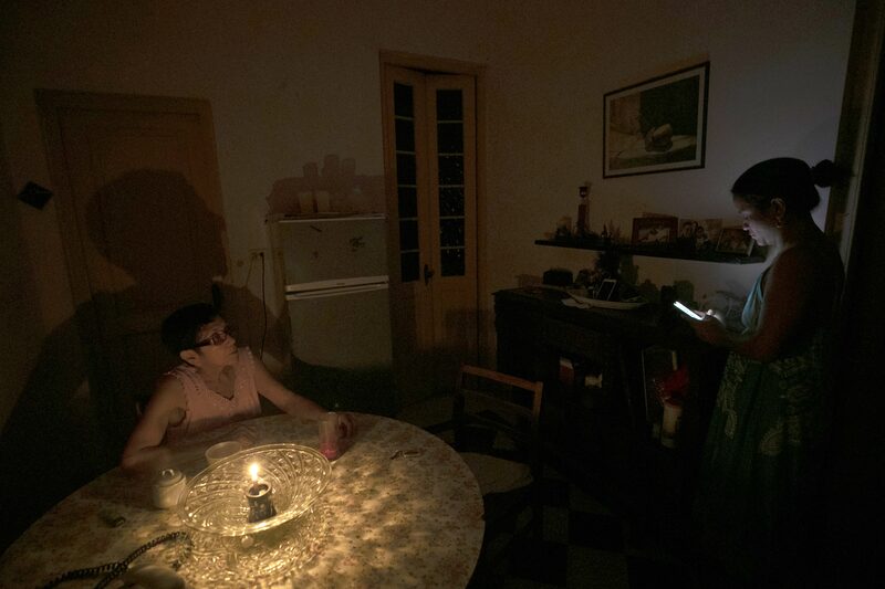 Los residentes de La Habana usan velas en sus casas con regularidad. Los residentes de La Habana usan velas en sus casas con regularidad.