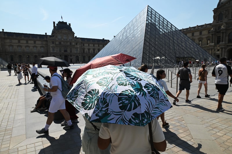 Tourists use umbrellas for shade at the Louvre Museum during high temperatures in central Paris, France, on Friday, June 26, 2026. The intense and unusually early heat underscores how climate change is transforming summers in the worlds fastest-warming continent. Photographer: Benjamin Girette/Bloomberg Tourists use umbrellas for shade at the Louvre Museum during high temperatures in central Paris, France, on Friday, June 26, 2026. The intense and unusually early heat underscores how climate change is transforming summers in the worlds fastest-warming continent. Photographer: Benjamin Girette/Bloomberg