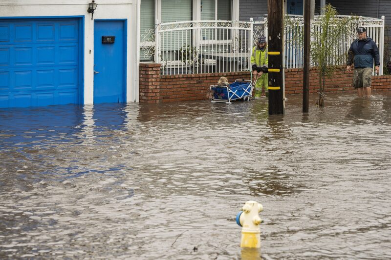 Imagen de una calle inundada en California Imagen de una calle inundada en California