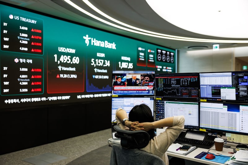 Información bursátil proyectada en una sala de operaciones del Hana Bank en Seúl, Corea del Sur, el lunes 9 de marzo de 2026. Las acciones surcoreanas cayeron, ya que la escalada de tensiones en Oriente Medio y el aumento de los precios del petróleo llevaron a los inversores a reducir aún más su exposición al riesgo. Información bursátil proyectada en una sala de operaciones del Hana Bank en Seúl, Corea del Sur, el lunes 9 de marzo de 2026. Las acciones surcoreanas cayeron, ya que la escalada de tensiones en Oriente Medio y el aumento de los precios del petróleo llevaron a los inversores a reducir aún más su exposición al riesgo.