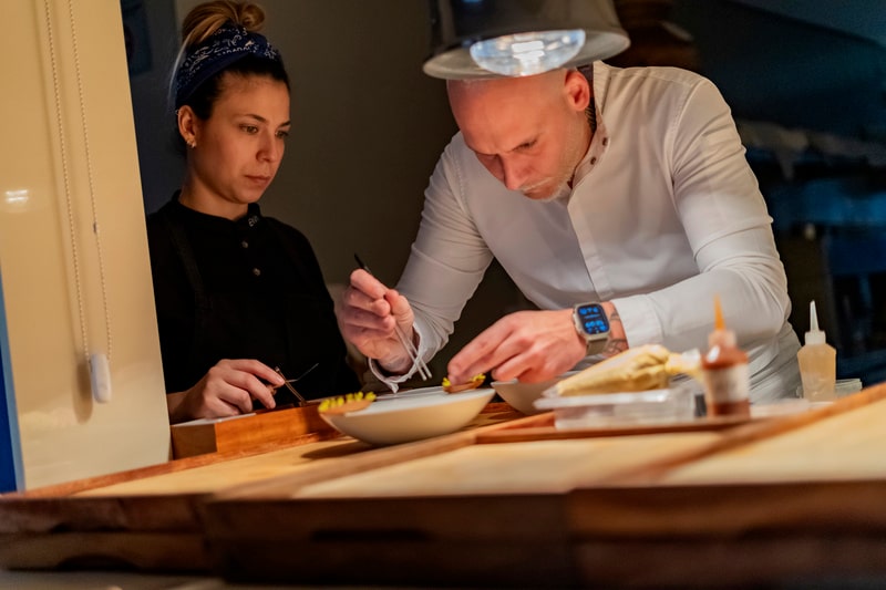 Moqueca pálida e feijão frio: como é o menu de R$ 3.000 do Evvai, 3 estrelas Michelin Moqueca pálida e feijão frio: como é o menu de R$ 3.000 do Evvai, 3 estrelas Michelin