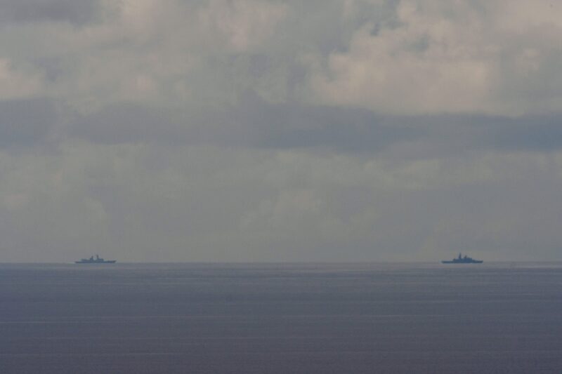 Dos naves militares navegan en Yilan Dos naves militares navegan en Yilan