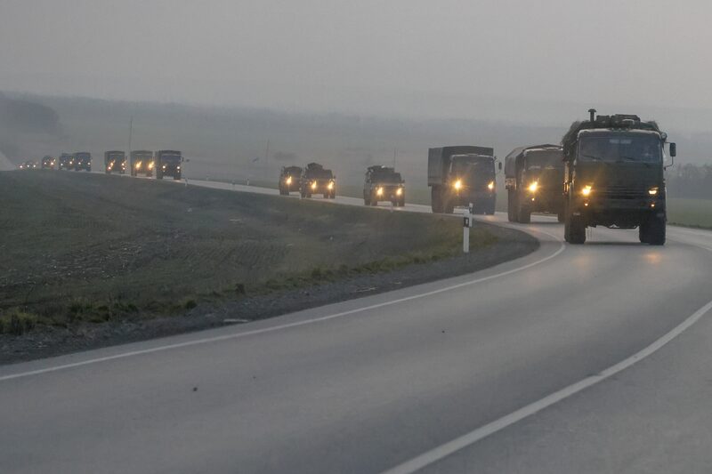 Un convoy de vehículos militares rusos avanza hacia la frontera en la región de Donbas, en el este de Ucrania, el 23 de febrero.Fuente: Agencia Anadolu/Getty Images Un convoy de vehículos militares rusos avanza hacia la frontera en la región de Donbas, en el este de Ucrania, el 23 de febrero.Fuente: Agencia Anadolu/Getty Images