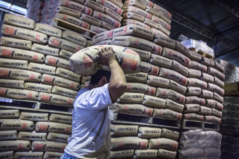 Trabalhador carrega saco de cimento da Loma Negra, marca da InterCement da Argentina Trabalhador carrega saco de cimento da Loma Negra, marca da InterCement da Argentina