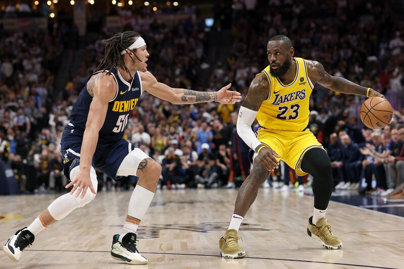 LeBron James (à direita), do Los Angeles Lakers, marcado por Aaron Gordon, do Denver Nuggets, em jogo dos playoffs da última temporada (Foto: Matthew Stockman/Getty Images) LeBron James (à direita), do Los Angeles Lakers, marcado por Aaron Gordon, do Denver Nuggets, em jogo dos playoffs da última temporada (Foto: Matthew Stockman/Getty Images)