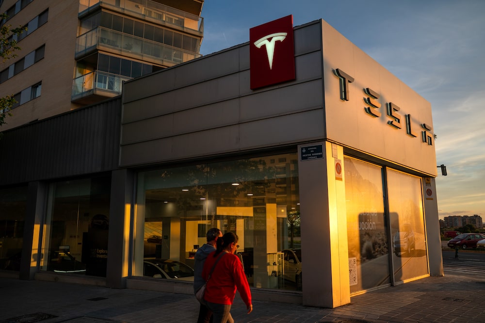 En el primer trimestre, Tesla reportó beneficios ajustados de 27 centavos por acción, una cifra inferior a las proyecciones del consenso de analistas. En el primer trimestre, Tesla reportó beneficios ajustados de 27 centavos por acción, una cifra inferior a las proyecciones del consenso de analistas.