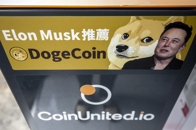 Una pegatina que anuncia Dogecoin en un cajero automático de criptomonedas (ATM) en una lavandería en Hong Kong, China, el jueves 9 de junio de 2022. Elon Musk, CEO de Tesla Inc., expresó su interés en bitcoin y dogecoin a principios del año pasado y permitió a los clientes de Tesla comprar los coches eléctricos con bitcoin, lo que ayudó a enviar el mercado de criptomonedas a máximos históricos. Fotógrafo: Paul Yeung/Bloomberg Una pegatina que anuncia Dogecoin en un cajero automático de criptomonedas (ATM) en una lavandería en Hong Kong, China, el jueves 9 de junio de 2022. Elon Musk, CEO de Tesla Inc., expresó su interés en bitcoin y dogecoin a principios del año pasado y permitió a los clientes de Tesla comprar los coches eléctricos con bitcoin, lo que ayudó a enviar el mercado de criptomonedas a máximos históricos. Fotógrafo: Paul Yeung/Bloomberg