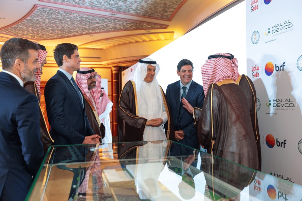 Marcos Molina, controlador e presidente dos conselhos de administração de Marfrig e BRF, com lideranças sauditas em evento em Jeddah, na Arábia Saudita em 21 de abril de 2025: anúncio de investimento em nova fábrica de alimentos processados (Foto: Divulgação) Marcos Molina, controlador e presidente dos conselhos de administração de Marfrig e BRF, com lideranças sauditas em evento em Jeddah, na Arábia Saudita em 21 de abril de 2025: anúncio de investimento em nova fábrica de alimentos processados (Foto: Divulgação)