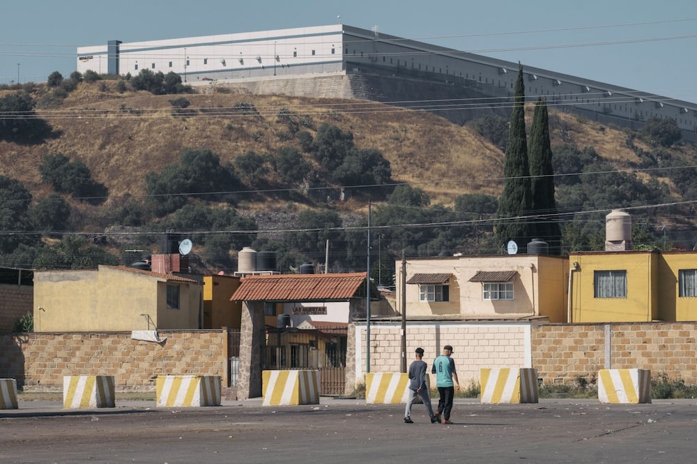 Las instalaciones comerciales del Parque San Martín Obispo, parte del fideicomiso de inversión inmobiliaria (REIT) Fibra Next, sobre edificios residenciales en Cuautitlán Izcalli, Estado de México, México. Las instalaciones comerciales del Parque San Martín Obispo, parte del fideicomiso de inversión inmobiliaria (REIT) Fibra Next, sobre edificios residenciales en Cuautitlán Izcalli, Estado de México, México.