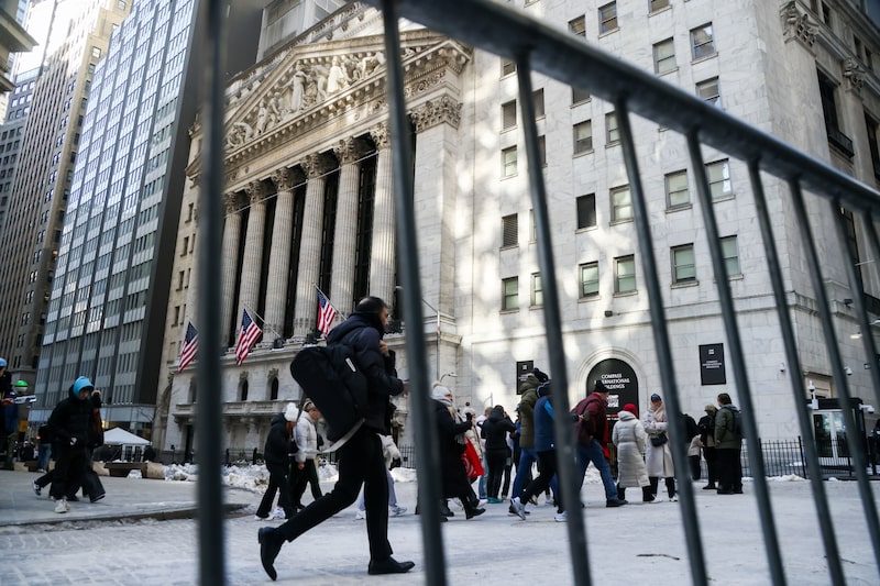 La tokenización -el acto de representar activos como acciones, bonos y efectivo como fichas digitales en libros de contabilidad compartidos- es una revisión estructural de la arquitectura financiera más que una ganancia marginal de eficiencia, escribió Tobias Adrian del FMI en un informe publicado el jueves. La tokenización -el acto de representar activos como acciones, bonos y efectivo como fichas digitales en libros de contabilidad compartidos- es una revisión estructural de la arquitectura financiera más que una ganancia marginal de eficiencia, escribió Tobias Adrian del FMI en un informe publicado el jueves.