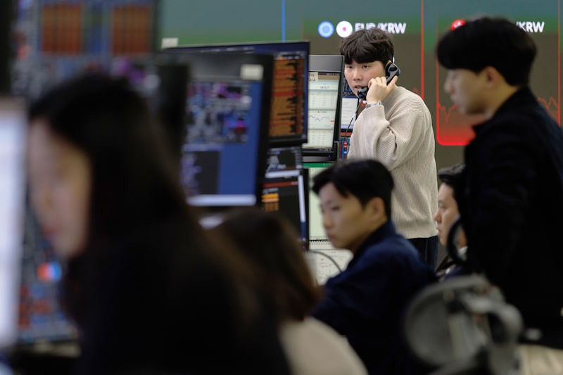Las acciones asiáticas suben ligeramente mientras el petróleo prolonga su caída Las acciones asiáticas suben ligeramente mientras el petróleo prolonga su caída