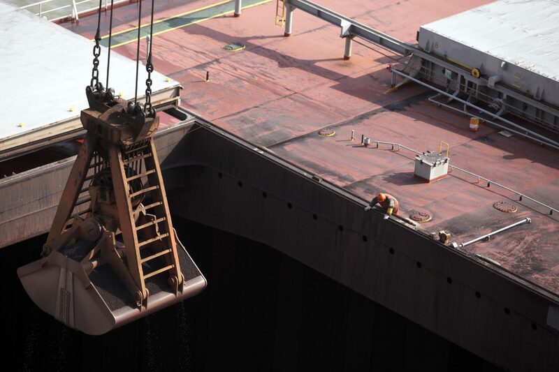Un pala mecánica carga acero a bordo de un granelero eatracado en un centro de almacenaje de minerl de hiero operado por Shanghai International Port Group in Shanghai, China Photographer:Qilai Shen/Bloomberg Un pala mecánica carga acero a bordo de un granelero eatracado en un centro de almacenaje de minerl de hiero operado por Shanghai International Port Group in Shanghai, China Photographer:Qilai Shen/Bloomberg