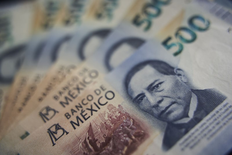 Billetes de 500 pesos mexicanos puestos uno sobre otro. Billetes de 500 pesos mexicanos puestos uno sobre otro.