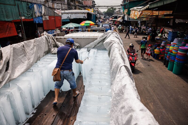 Trabalhador ordena pedras de gelo em cidade na Tailândia, país que sofre com onda de calor e seca (Foto: Andre Malerba/Bloomberg) Trabalhador ordena pedras de gelo em cidade na Tailândia, país que sofre com onda de calor e seca (Foto: Andre Malerba/Bloomberg)