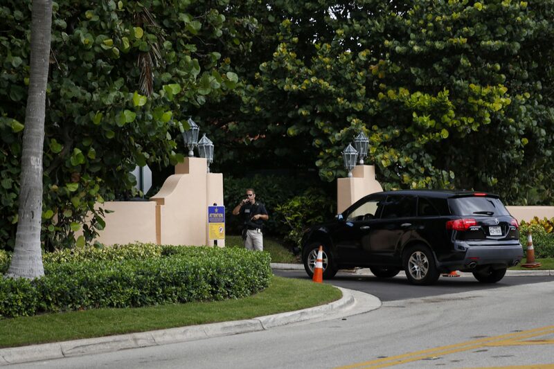 Un miembro del Servicio Secreto de Estados Unidos en la entrada de la casa del expresidente estadounidense Donald Trump en Mar-A-Lago en Palm Beach, Florida, Estados Unidos, el martes 9 de agosto de 2022. Un miembro del Servicio Secreto de Estados Unidos en la entrada de la casa del expresidente estadounidense Donald Trump en Mar-A-Lago en Palm Beach, Florida, Estados Unidos, el martes 9 de agosto de 2022.
