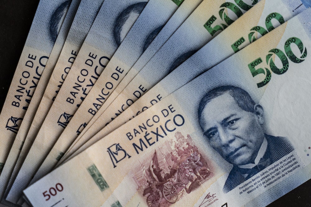 Billetes mexicanos de 500 pesos con la imagen de Benito Juárez, expresidente de México, se disponen para una fotografía en Tepic, estado de Nayarit, México. Billetes mexicanos de 500 pesos con la imagen de Benito Juárez, expresidente de México, se disponen para una fotografía en Tepic, estado de Nayarit, México.